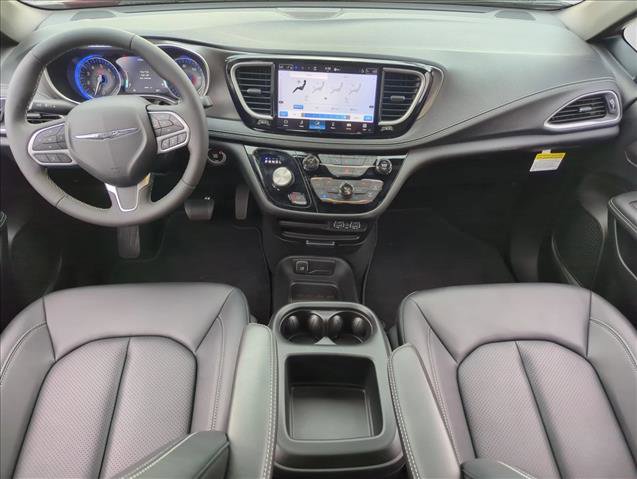 Used 2025 Chrysler Pacifica Select image 21