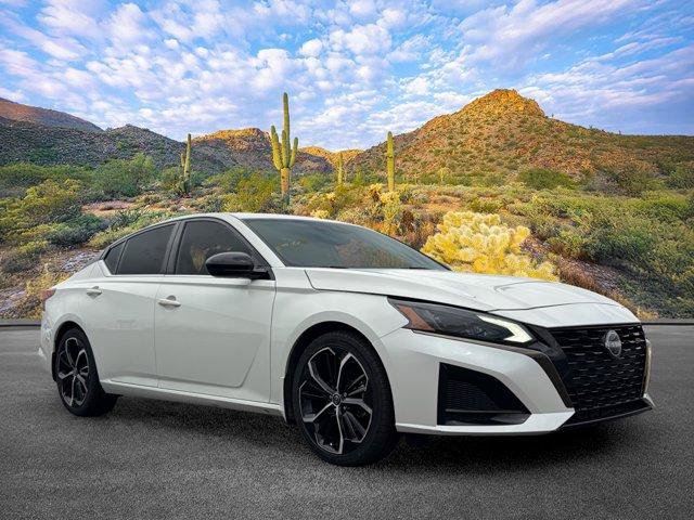 Used 2023 Nissan Altima 2.5 SR w/ SR Premium Package FWD image 2