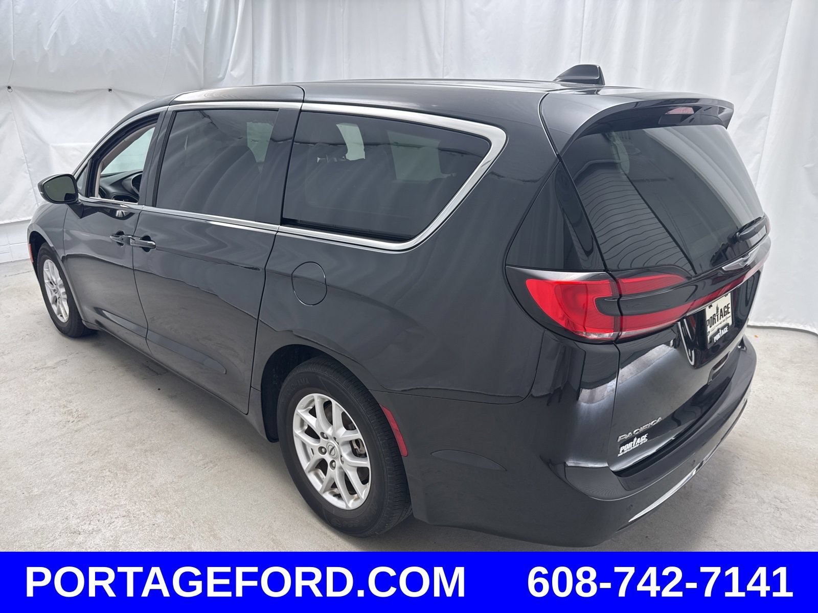 Used 2023 Chrysler Pacifica Touring-L FWD image 4