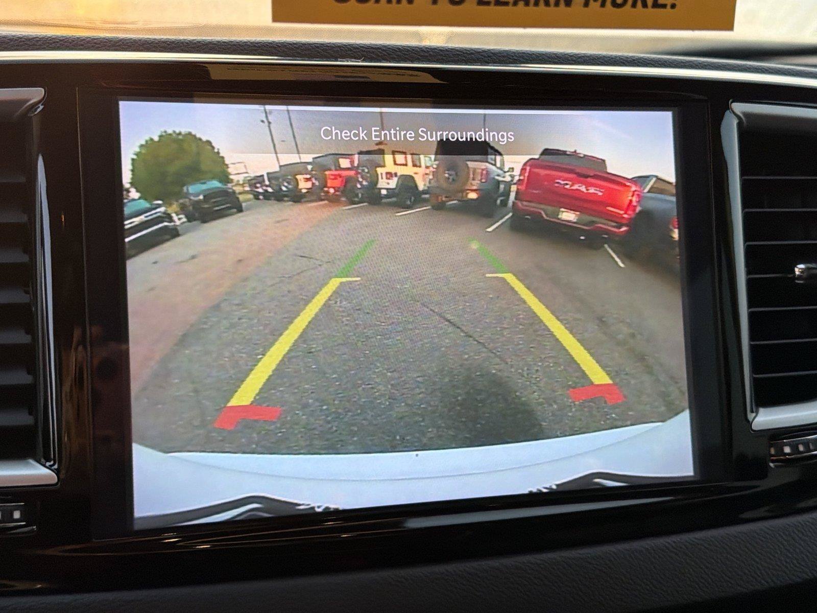 Used 2024 Chrysler Pacifica Touring-L FWD image 27