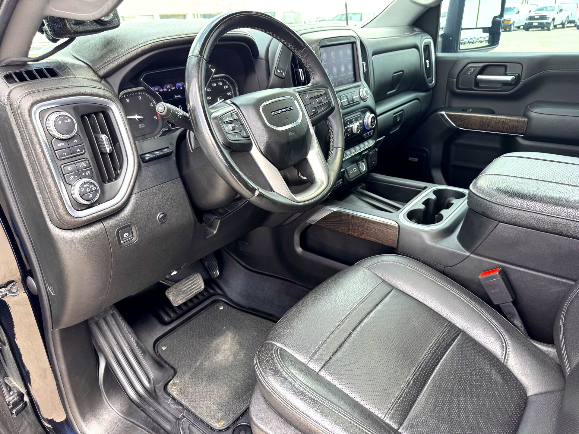 Used 2023 GMC Sierra 3500 Denali w/ Denali Black Diamond Edition image 12