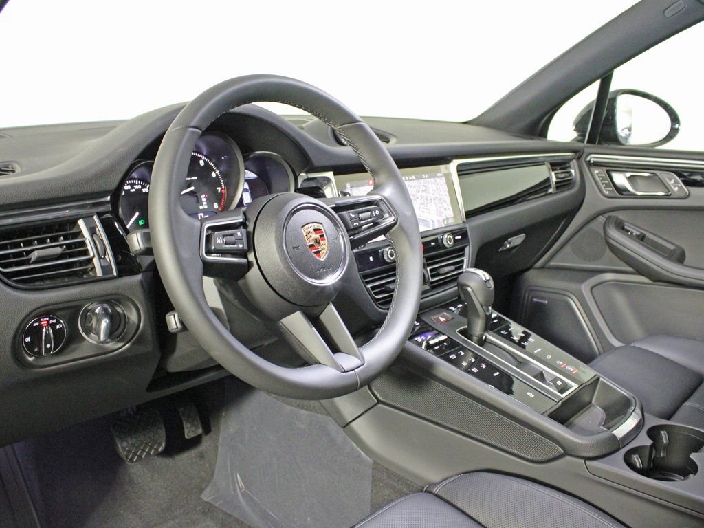 Certified 2025 Porsche Macan image 4