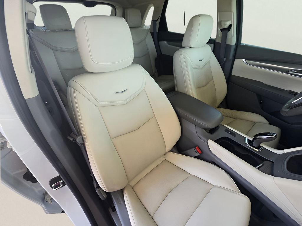 Used 2017 Cadillac XT5 Luxury w/ Driver Awareness Package FWD image 3
