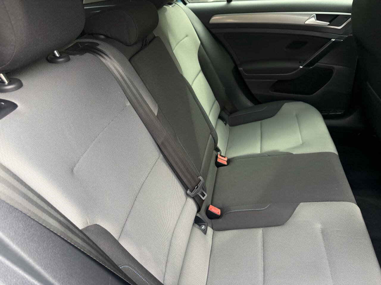 Used 2016 Volkswagen e-Golf SE FWD image 19