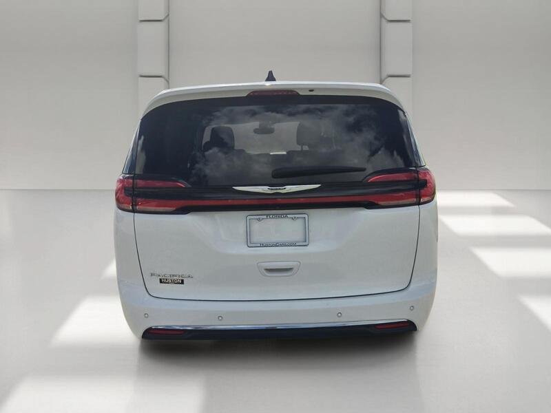 Used 2023 Chrysler Pacifica Touring-L FWD image 4
