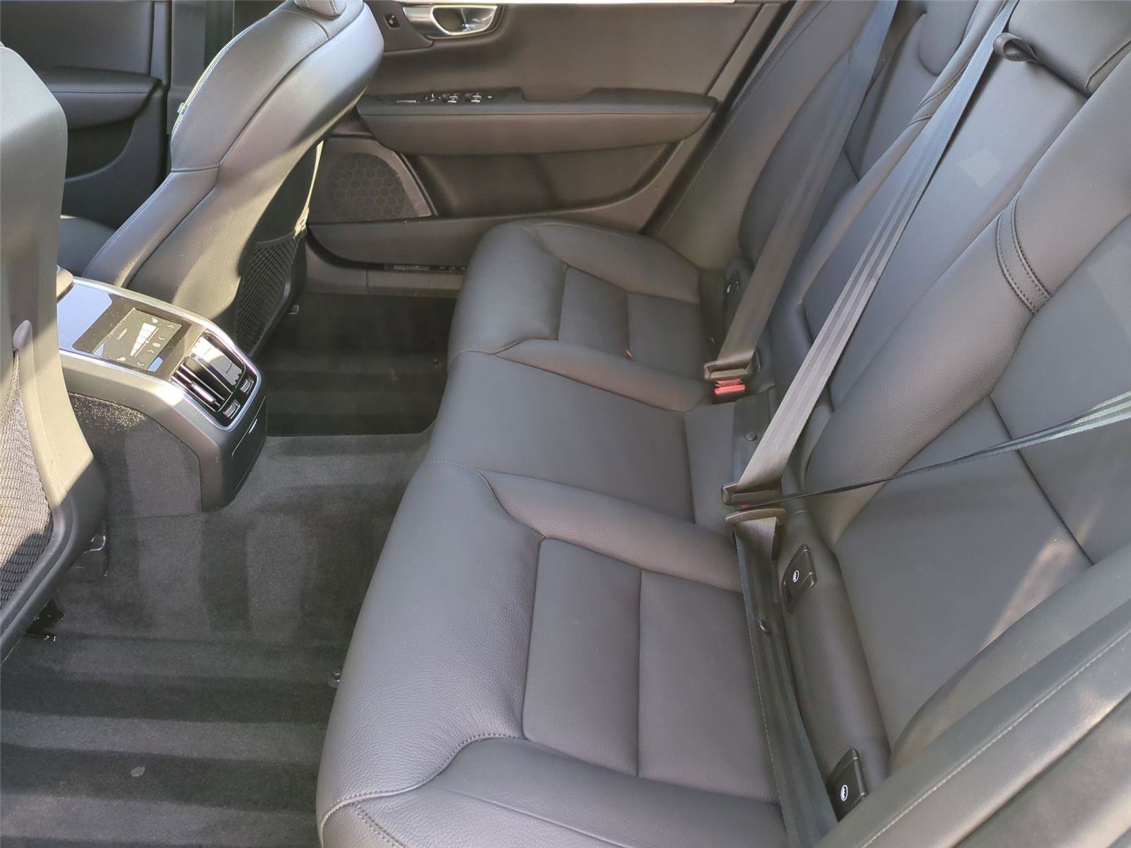 Used 2025 Volvo S90 B6 Plus image 17