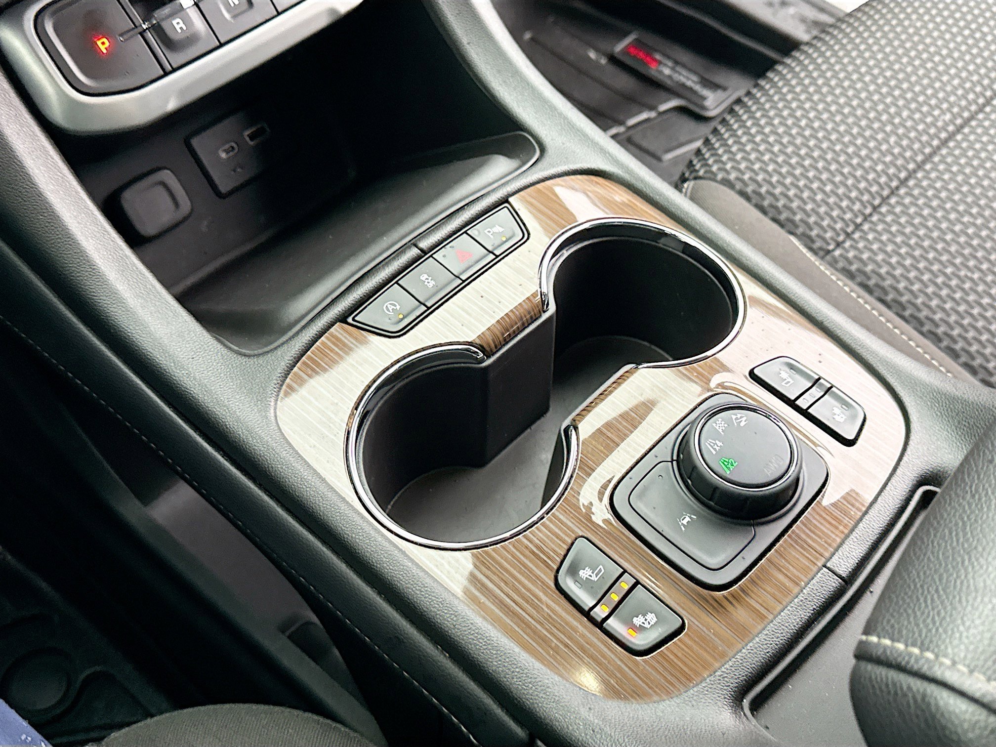 Used 2023 GMC Acadia SLE w/ Driver Convenience Package image 12