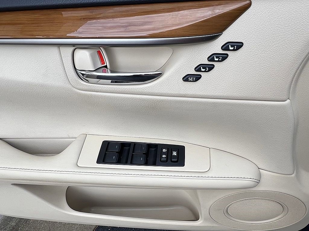Used 2015 Lexus ES 300h image 24