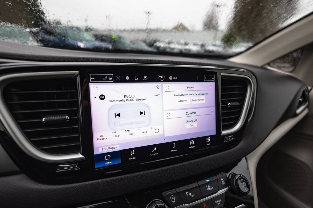 Used 2024 Chrysler Pacifica Touring-L image 15