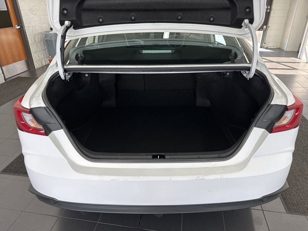 Used 2025 Toyota Camry SE w/ Convenience Package image 9