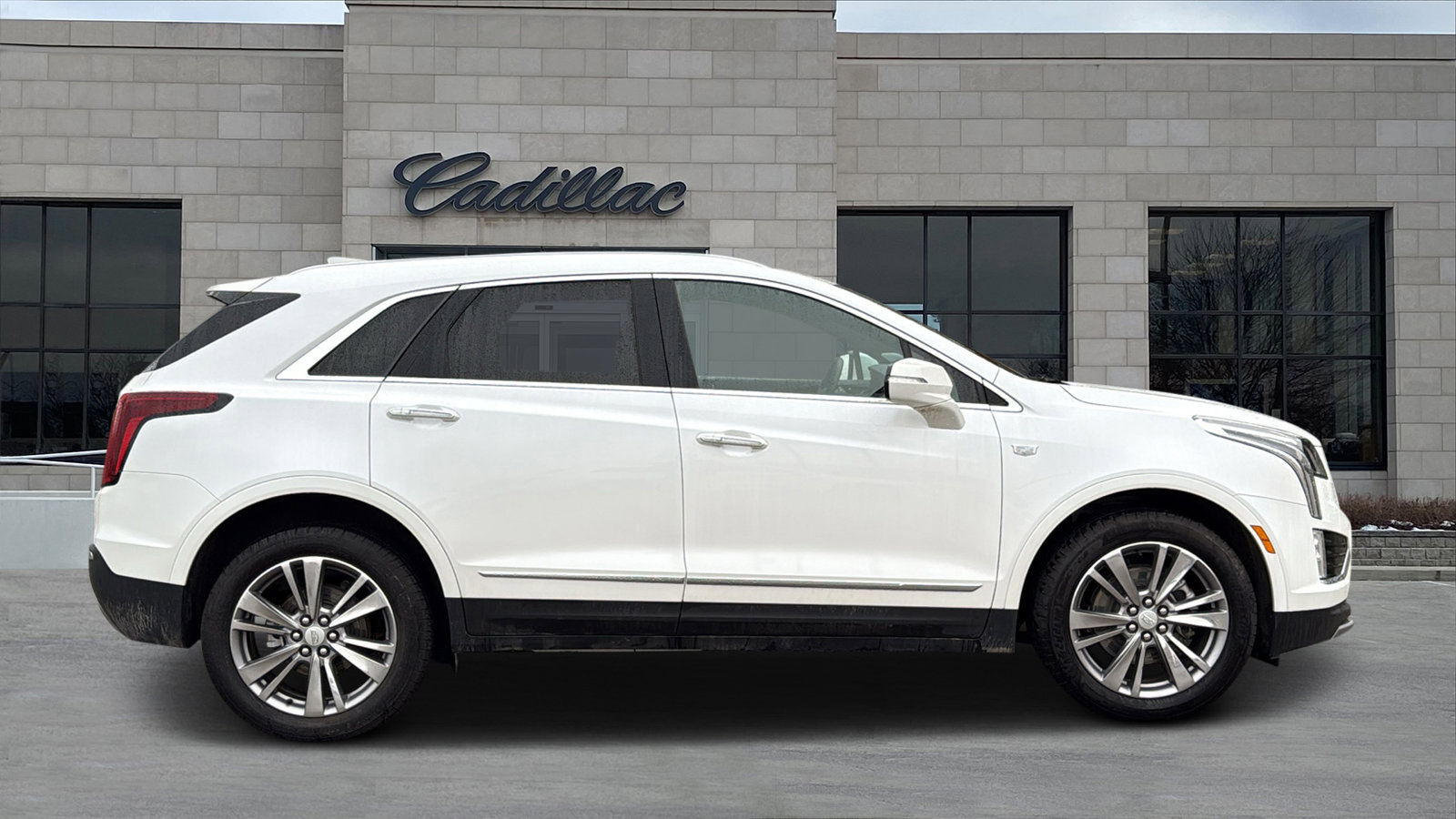 Certified 2025 Cadillac XT5 Premium Luxury image 2