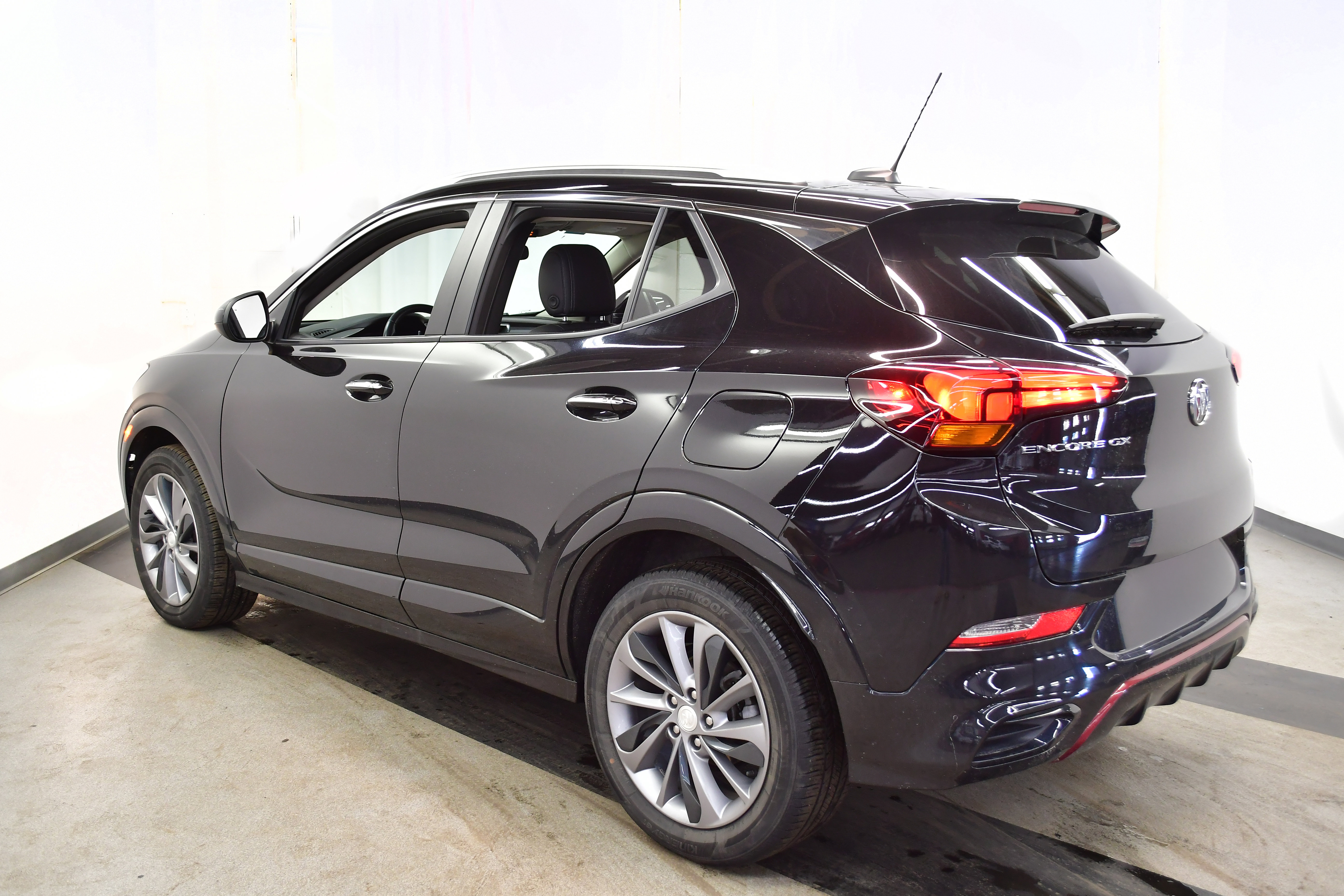 Used 2023 Buick Encore GX Select w/ Sport Touring Package image 5