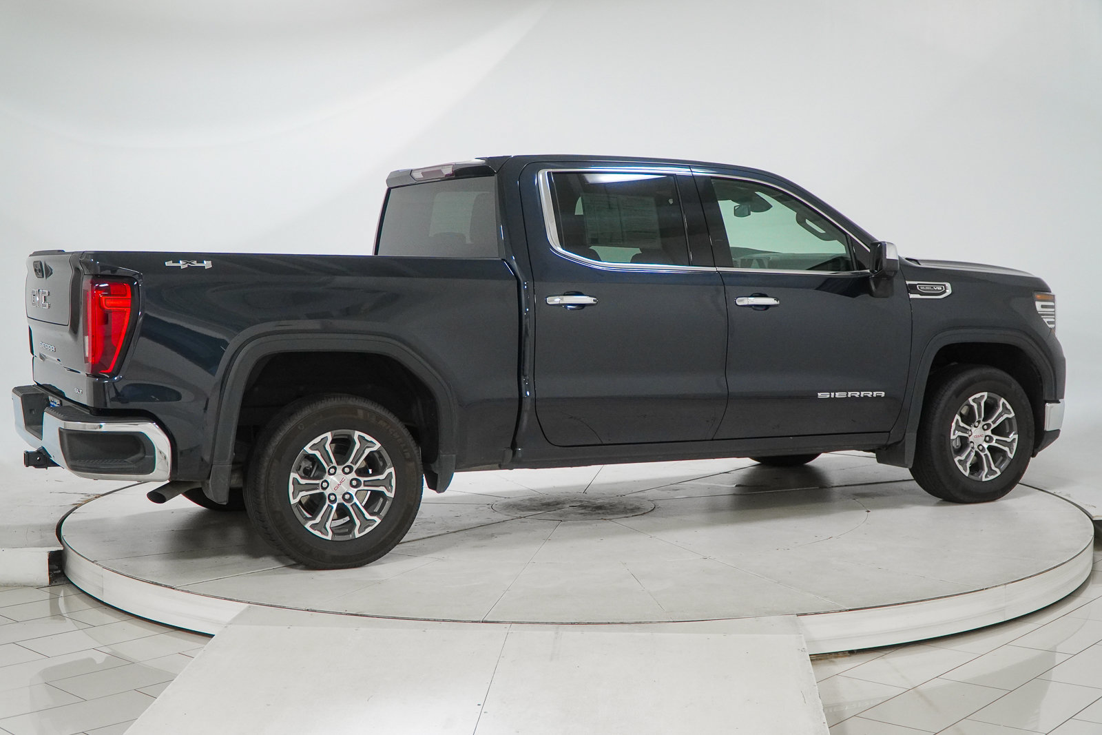 Used 2026 GMC Sierra 1500 SLT AWD/4WD image 11