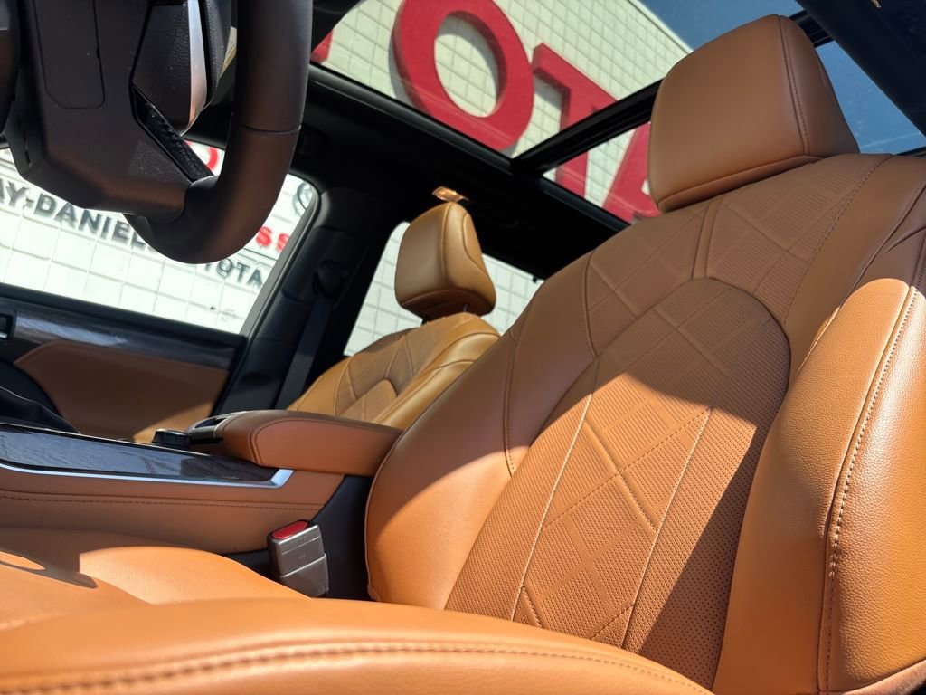 Used 2025 Toyota Highlander Platinum image 10