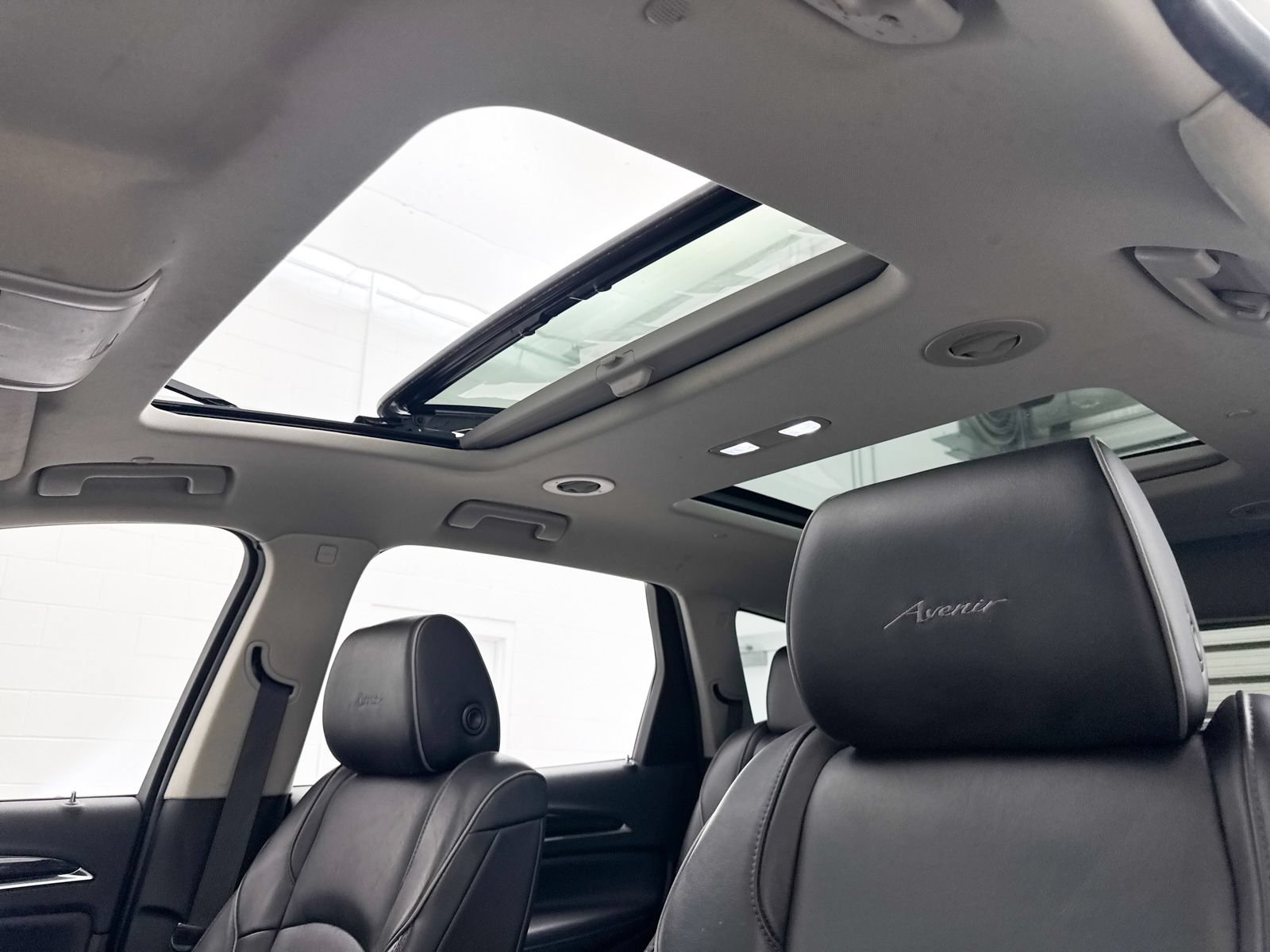 Used 2019 Buick Enclave Avenir w/ Avenir Technology Package FWD image 3