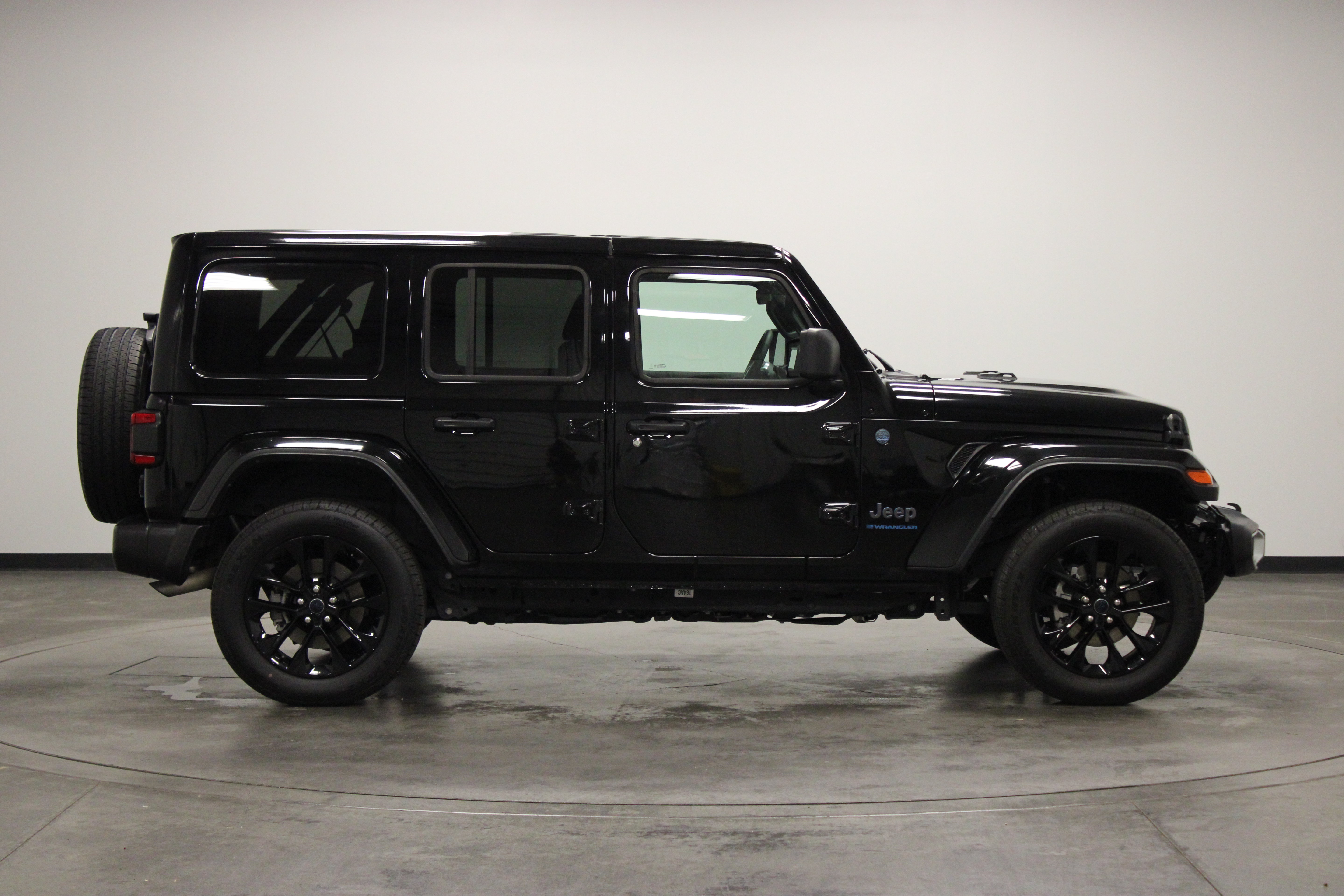 Used 2025 Jeep Wrangler Unlimited Sahara w/ Safety Group AWD/4WD image 9