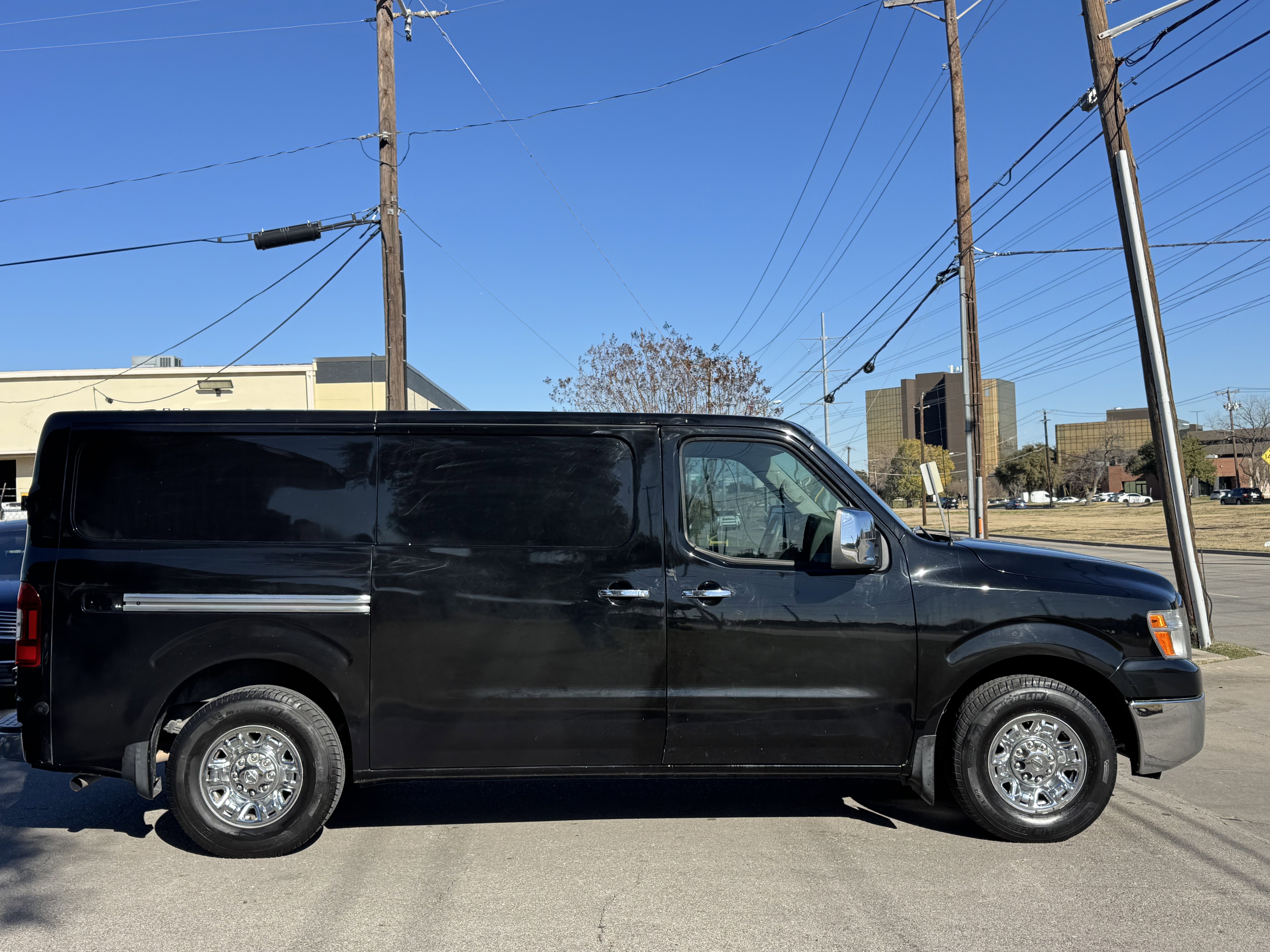 Used 2018 Nissan NV 3500 SL w/ Navigation Package image 5