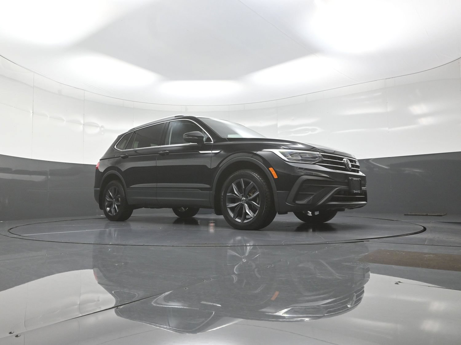 Used 2023 Volkswagen Tiguan SE AWD/4WD image 9