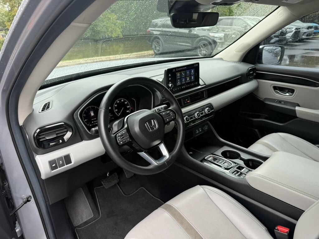 Used 2025 Honda Pilot EX-L image 3