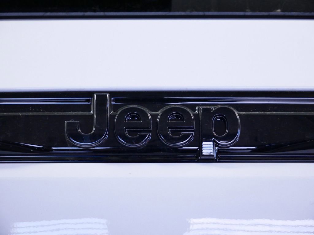 Used 2024 Jeep Grand Cherokee Altitude image 13