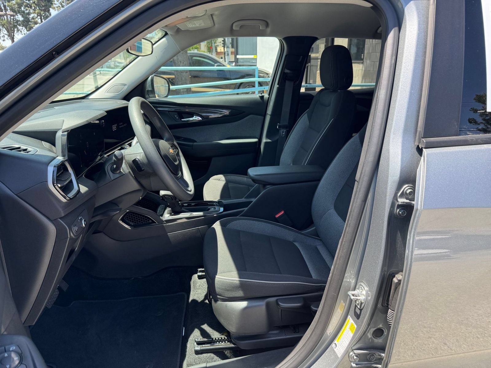 Used 2025 Chevrolet TrailBlazer LT FWD image 25