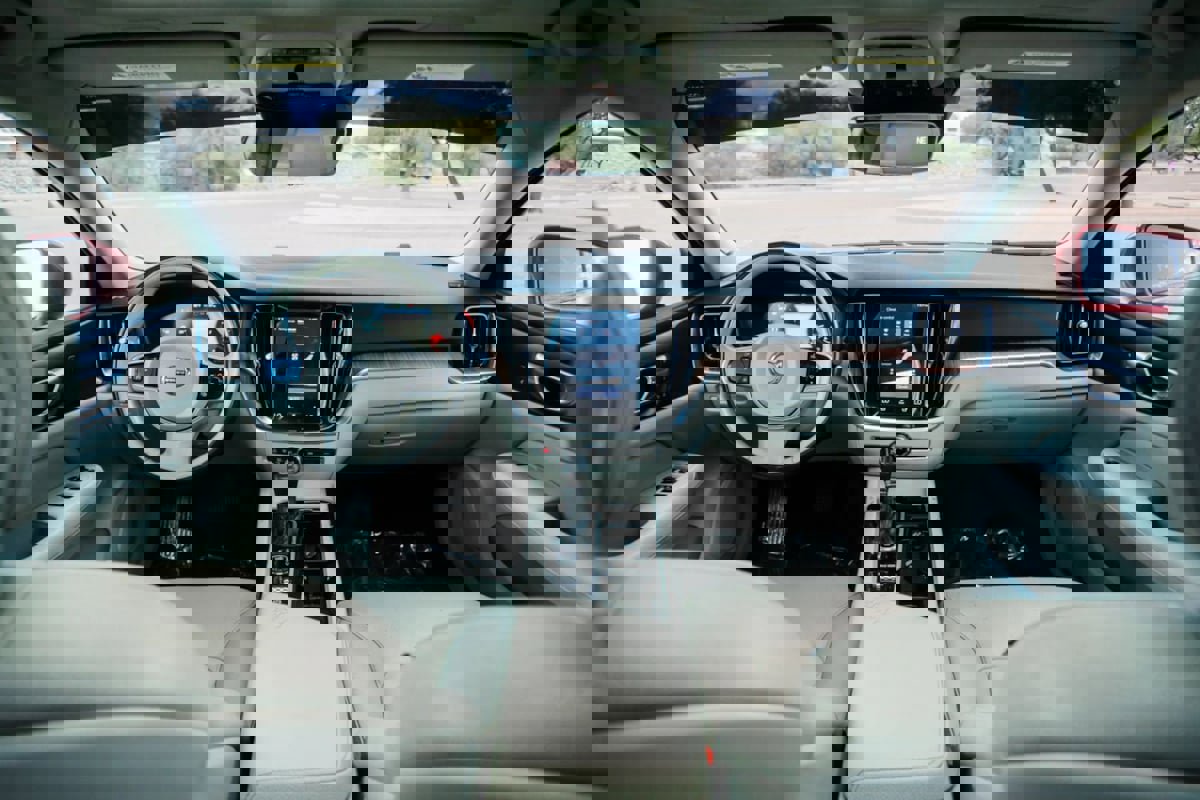 Used 2020 Volvo S60 T6 Momentum image 23