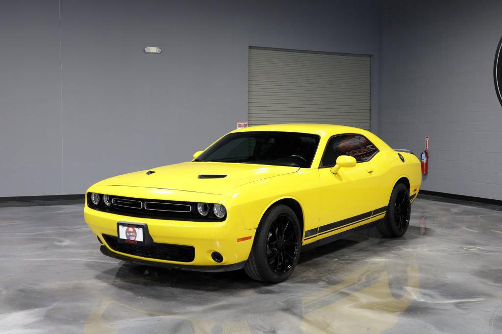 Used 2017 Dodge Challenger SXT image 3