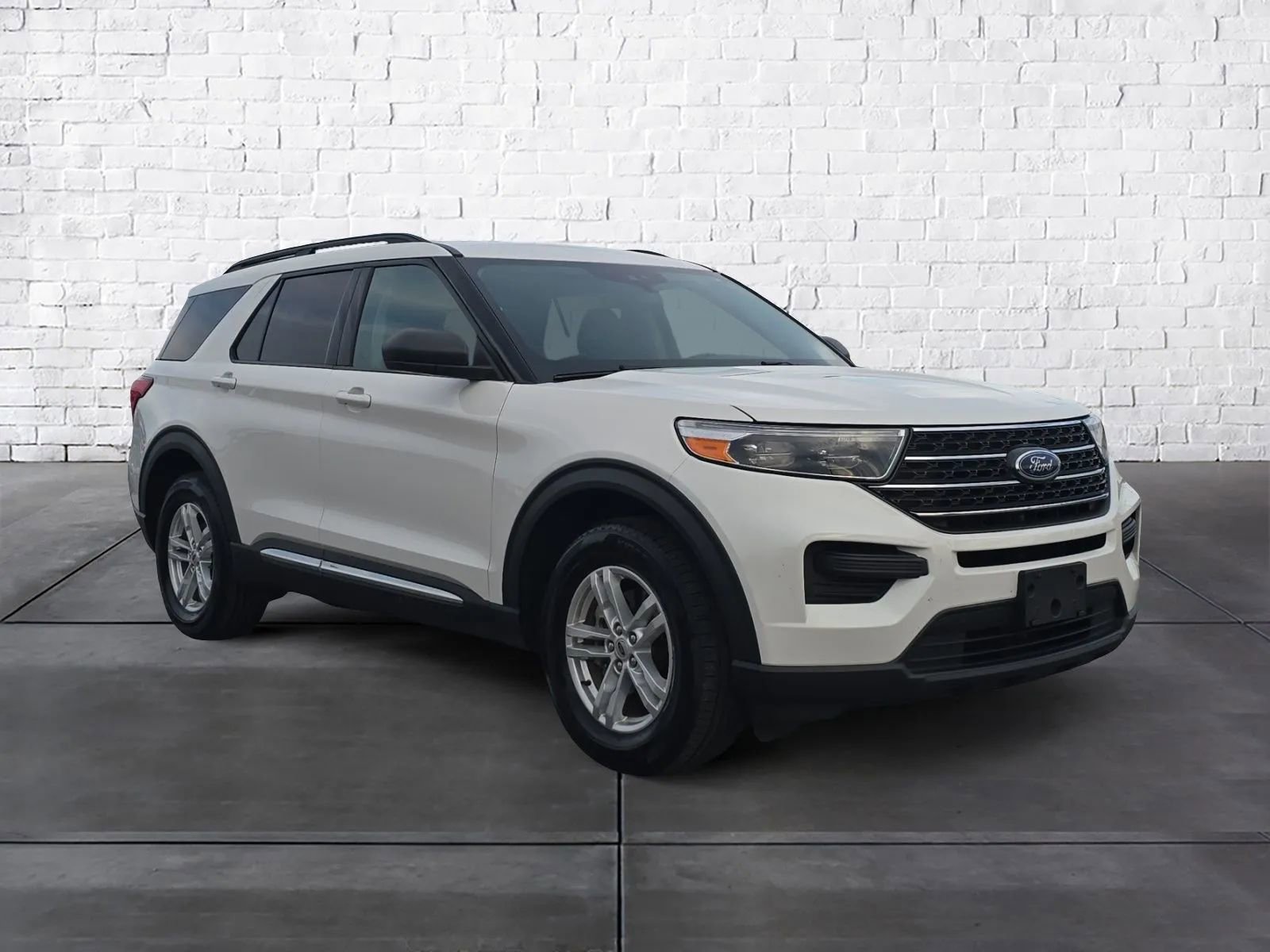 Used 2022 Ford Explorer XLT image 2