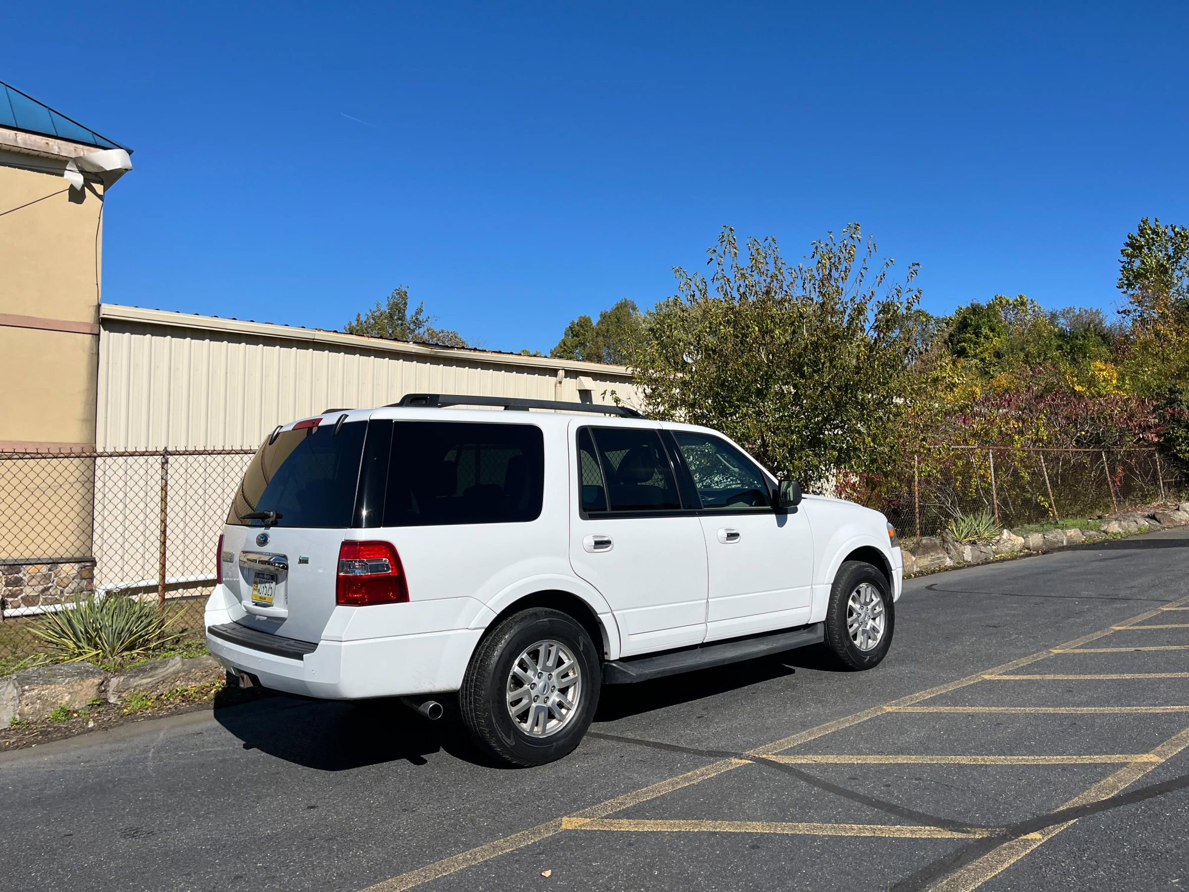 Used 2011 Ford Expedition XLT w/ HD Trailer Tow Pkg image 3