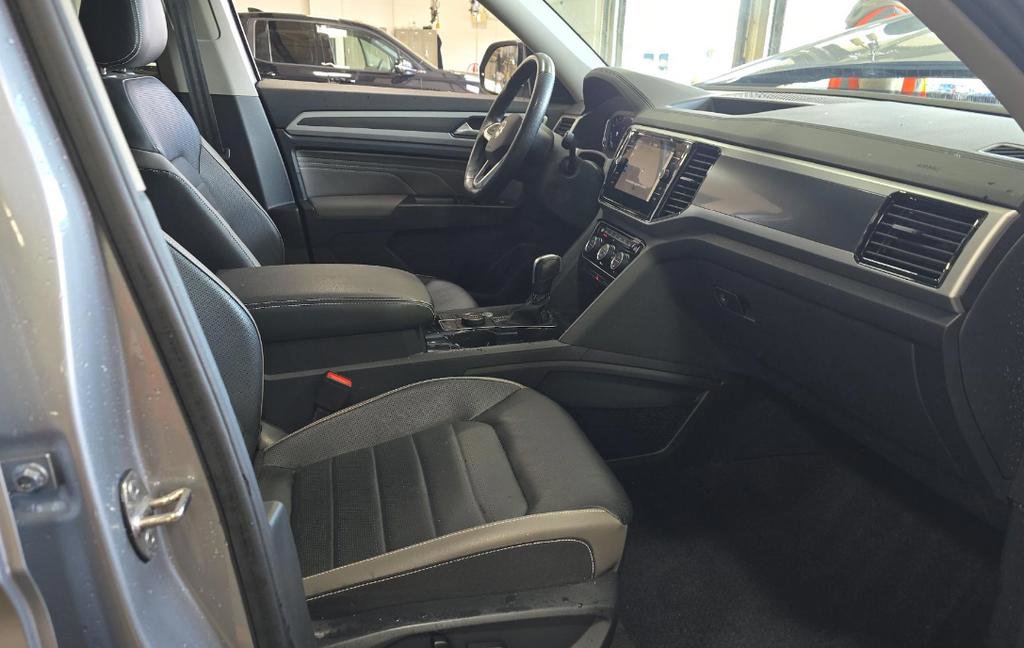 Used 2024 Volkswagen Tiguan SE R-Line FWD image 11