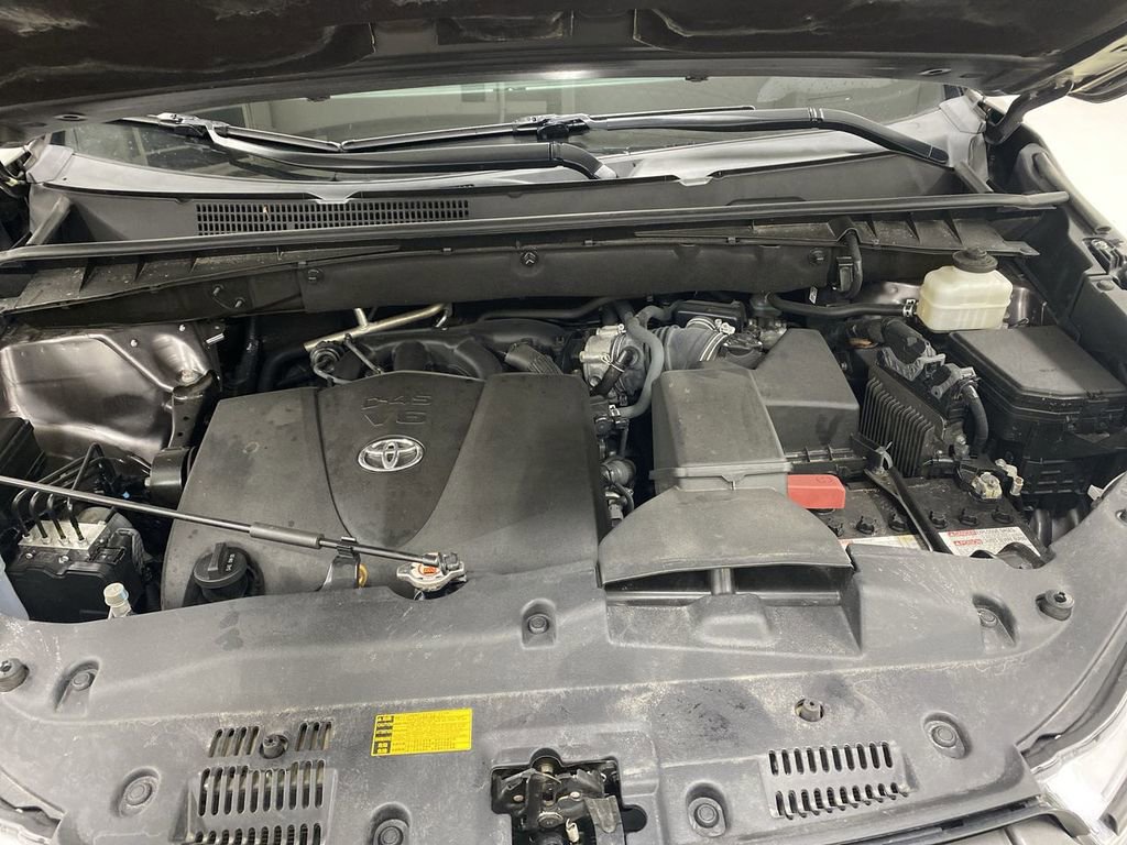 Used 2019 Toyota Highlander XLE FWD image 32