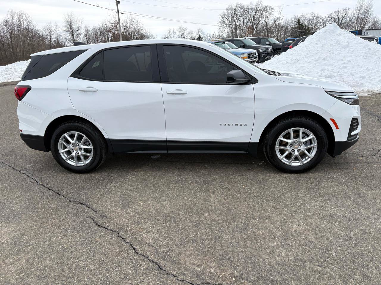 Used 2024 Chevrolet Equinox LS w/ LS Convenience Package image 2