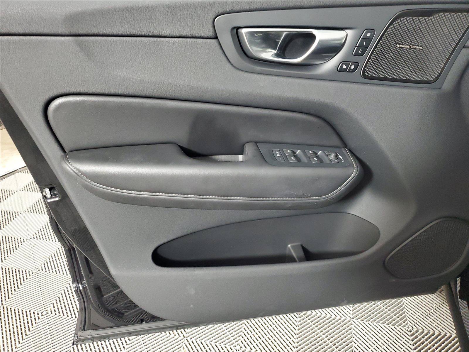 Certified 2025 Volvo XC60 B5 Ultra AWD/4WD image 19