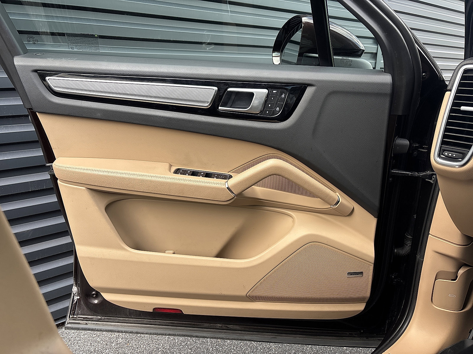 Certified 2022 Porsche Cayenne Platinum Edition image 14