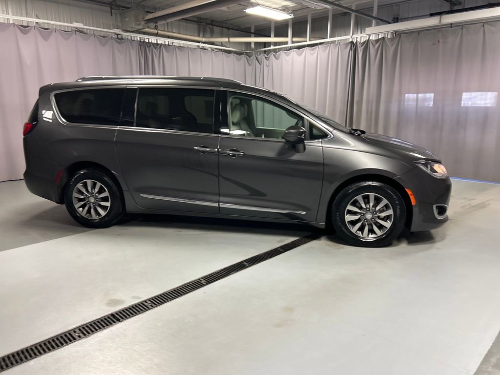 Used 2020 Chrysler Pacifica Touring-L Plus w/ Advanced Safetytec Group FWD image 8