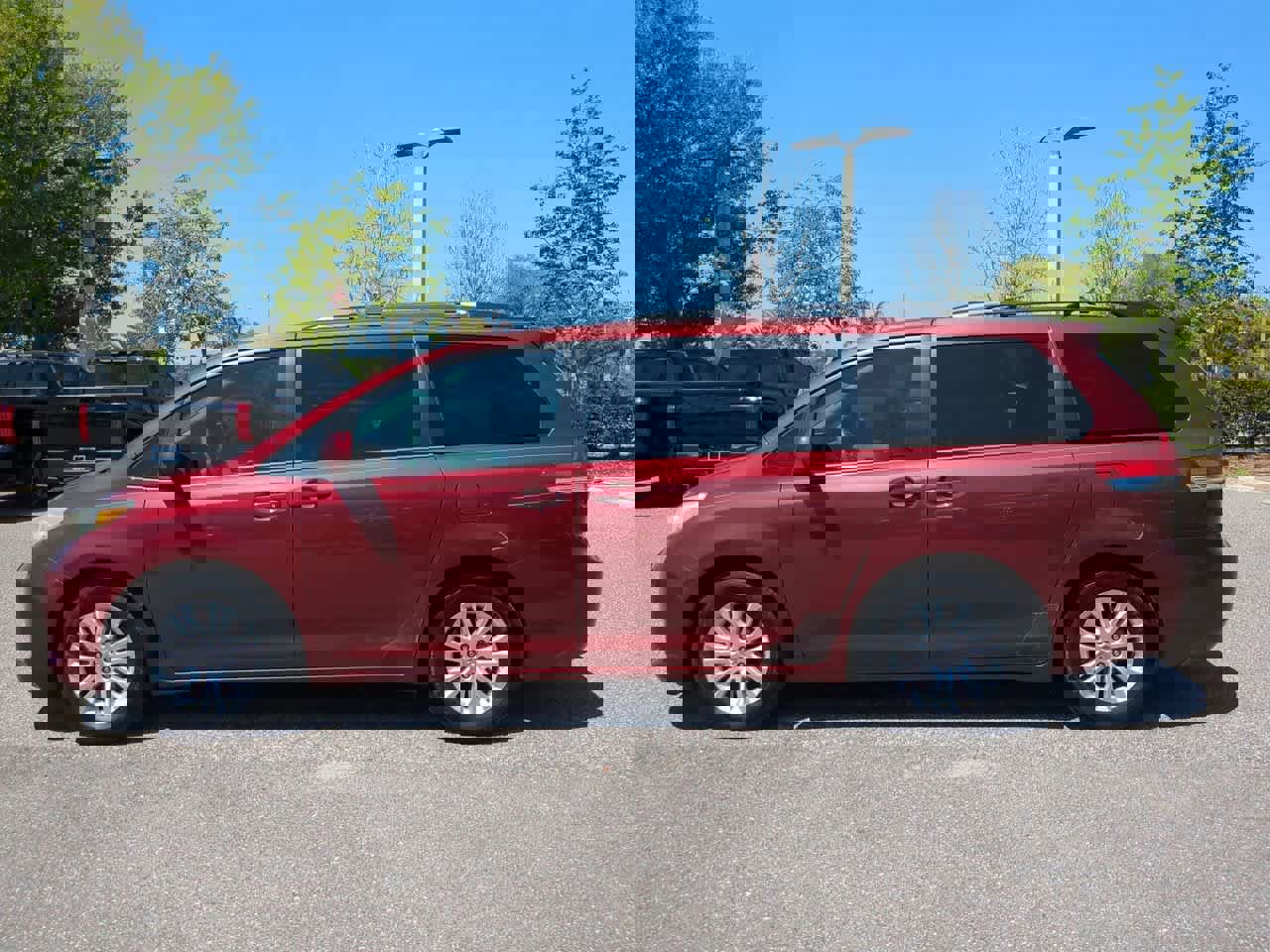 Used 2014 Toyota Sienna XLE image 3