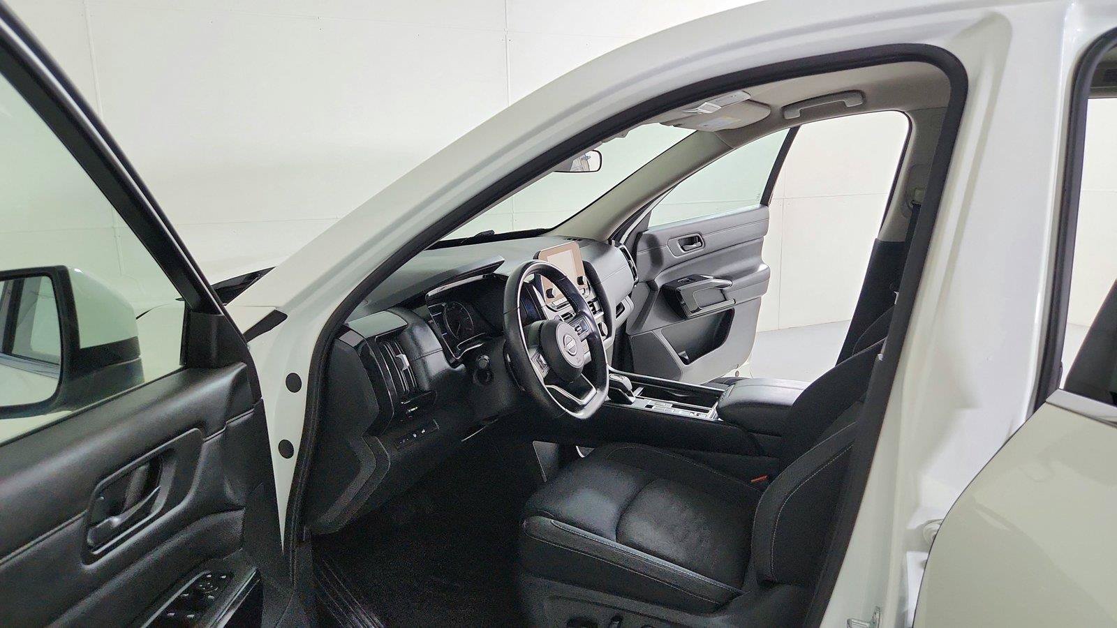Certified 2025 Nissan Pathfinder SV FWD image 16