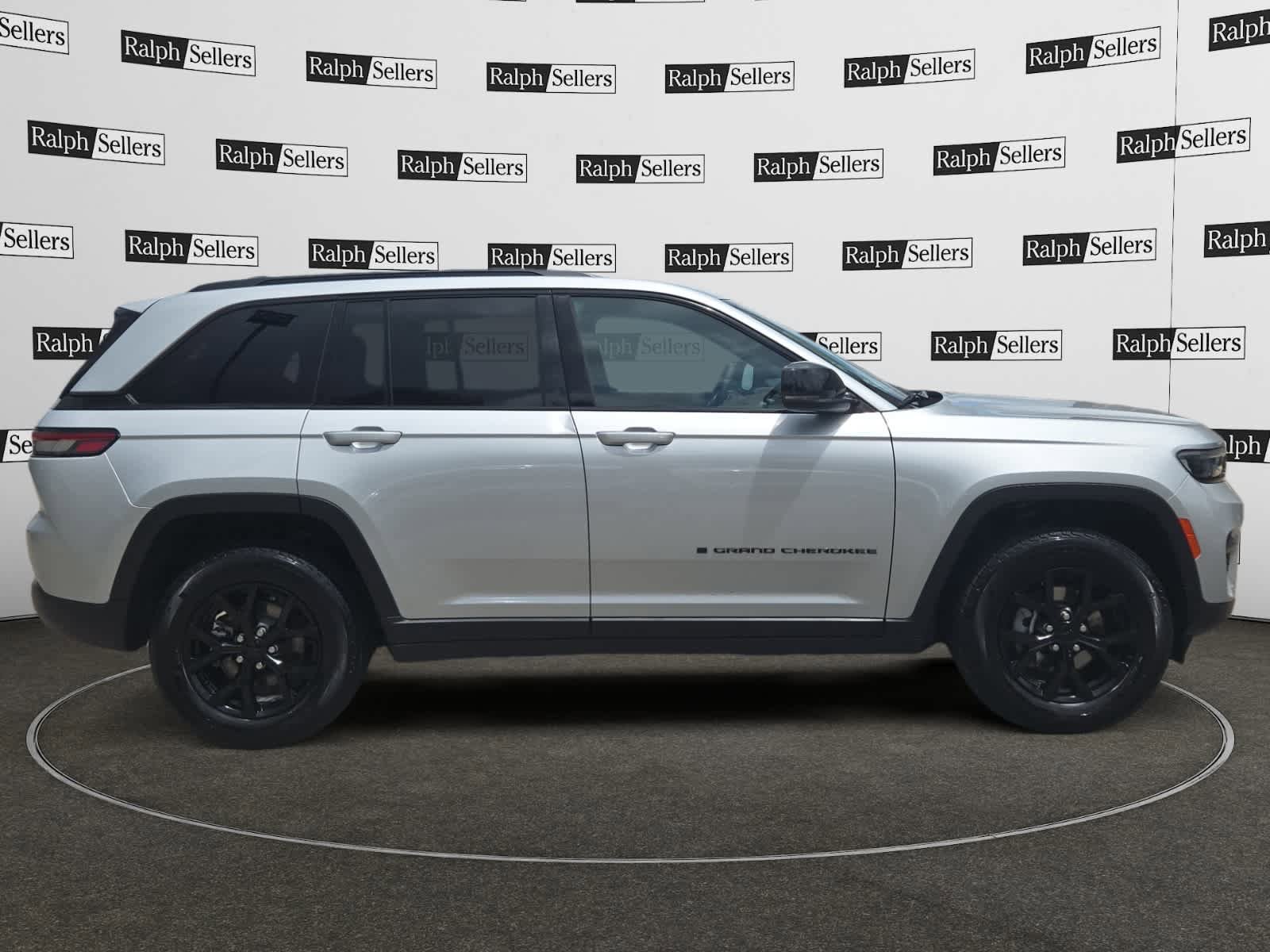 Certified 2025 Jeep Grand Cherokee Altitude AWD/4WD image 7