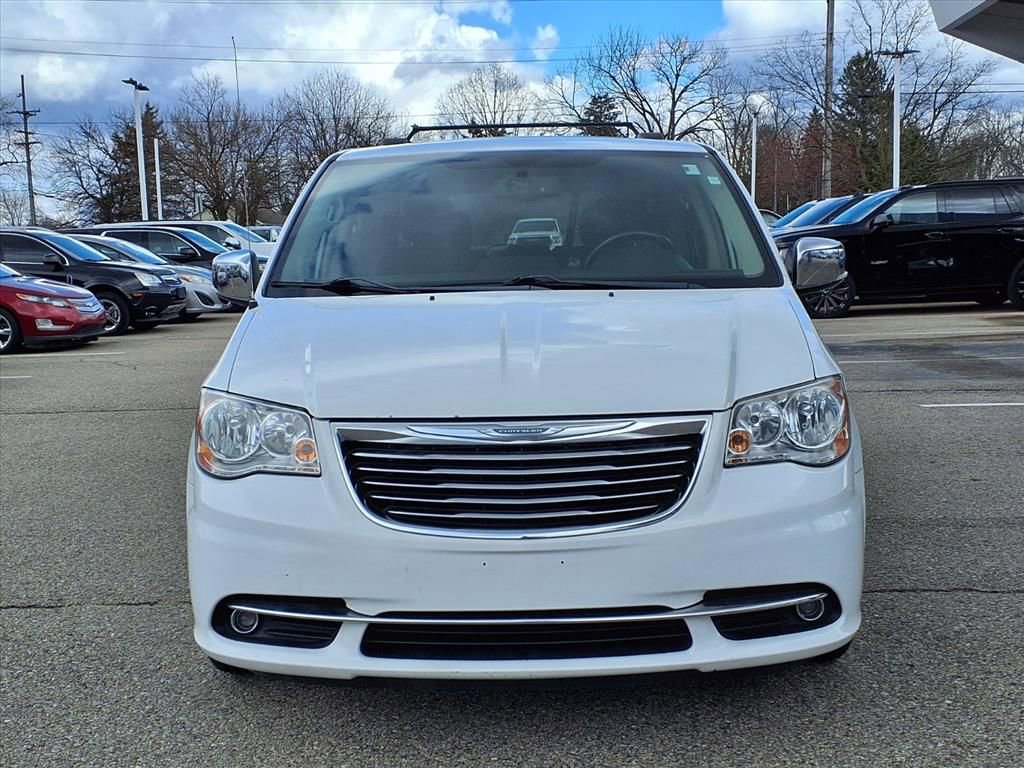 Used 2016 Chrysler Town & Country Touring-L video 2