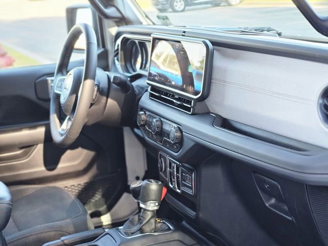 Used 2025 Jeep Wrangler Sahara image 13