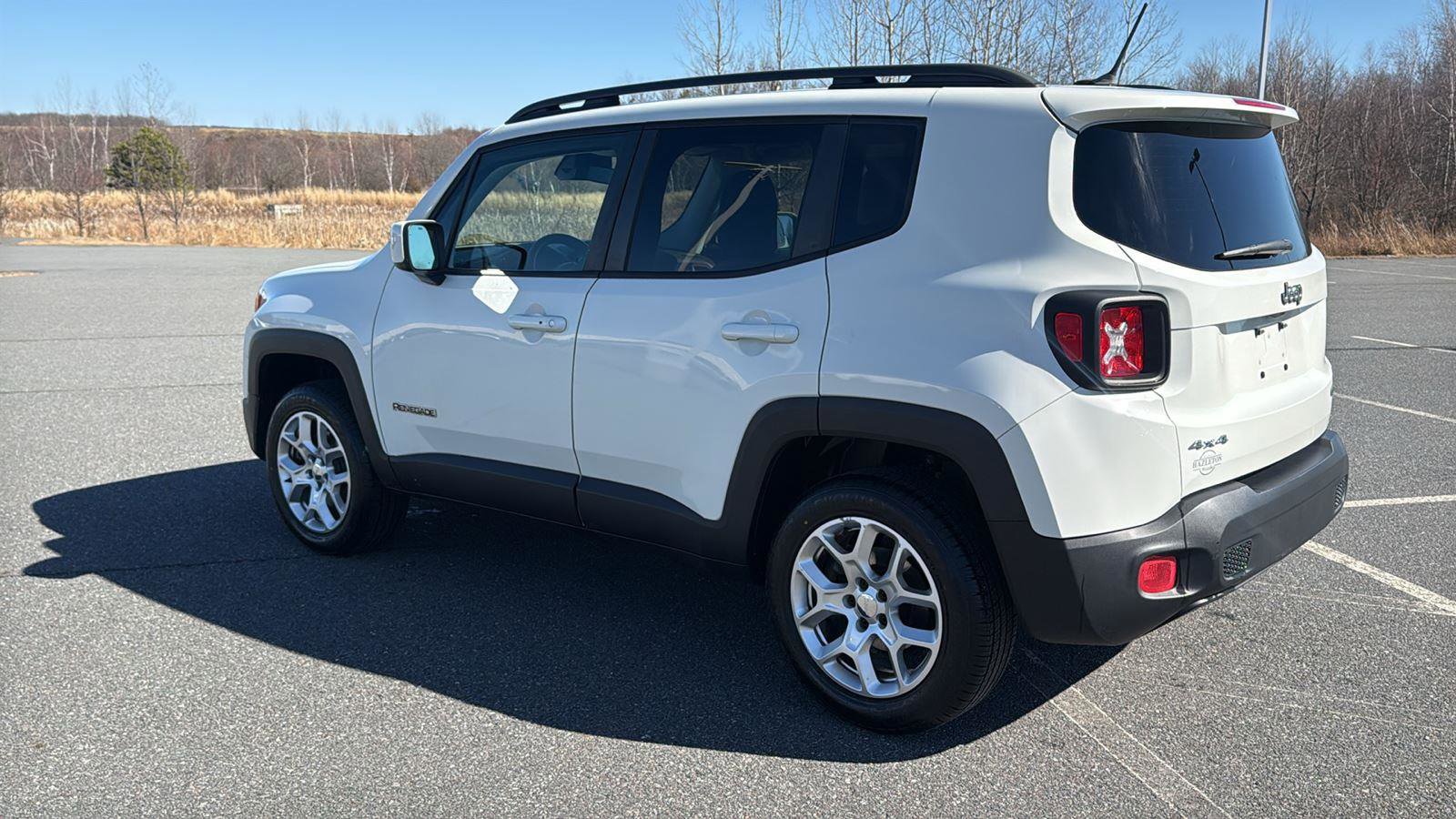 Used 2015 Jeep Renegade Latitude w/ Cold Weather Group image 11