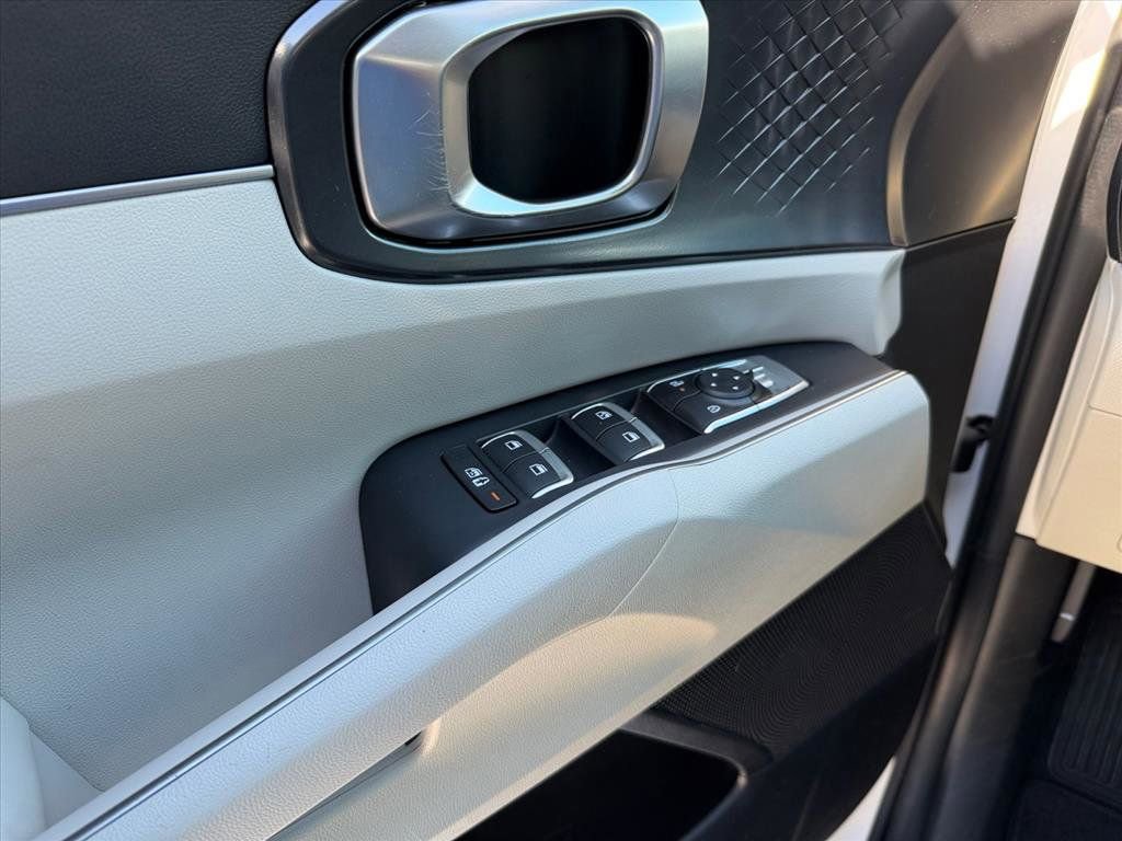 Used 2024 Kia Sorento EX w/ Panoramic Sunroof Package image 12
