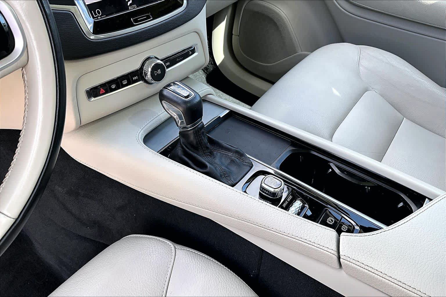 Used 2021 Volvo XC90 T5 Momentum w/ Protection Package Premier FWD image 17