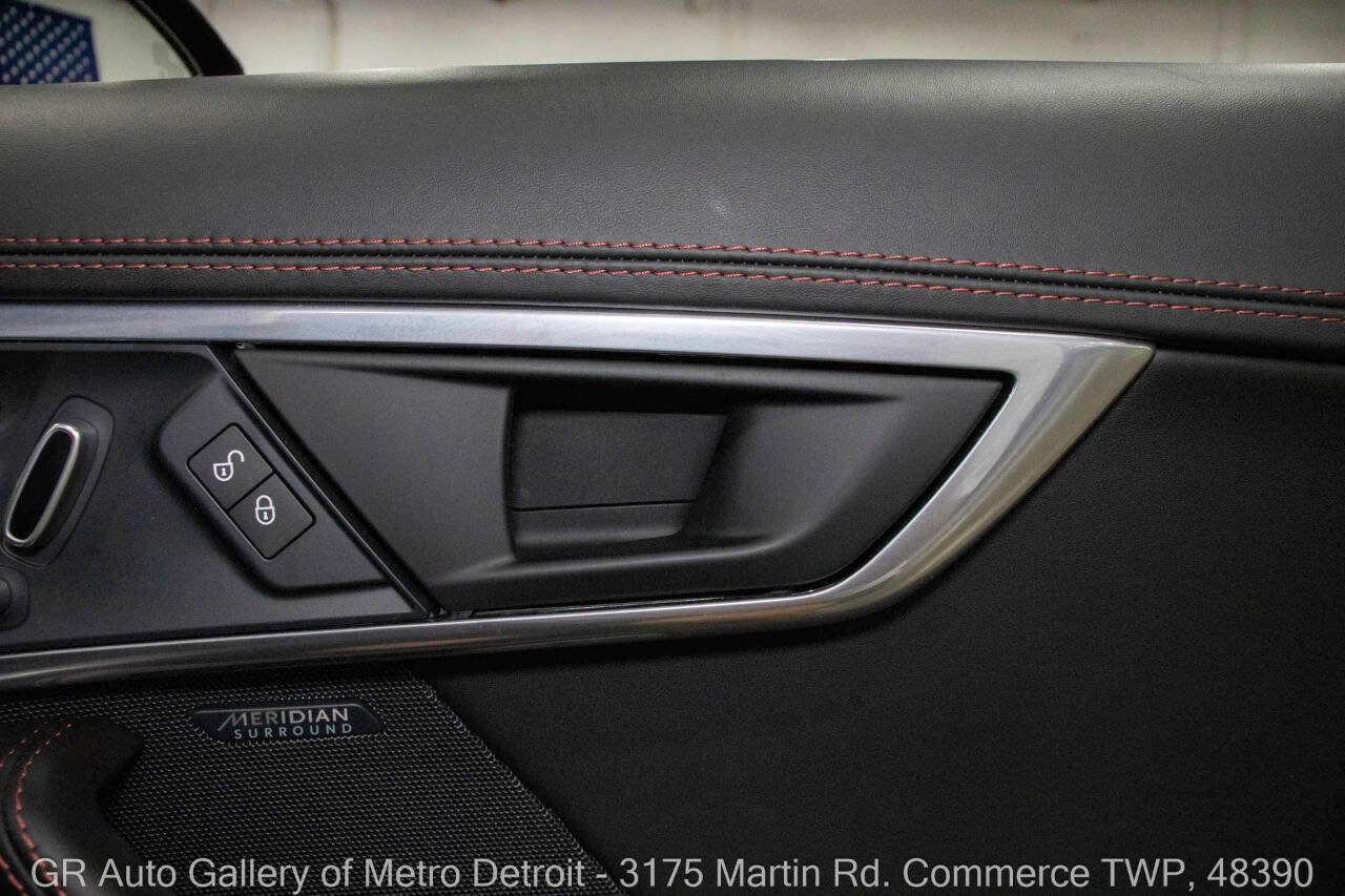 Used 2020 Jaguar F-TYPE R image 38