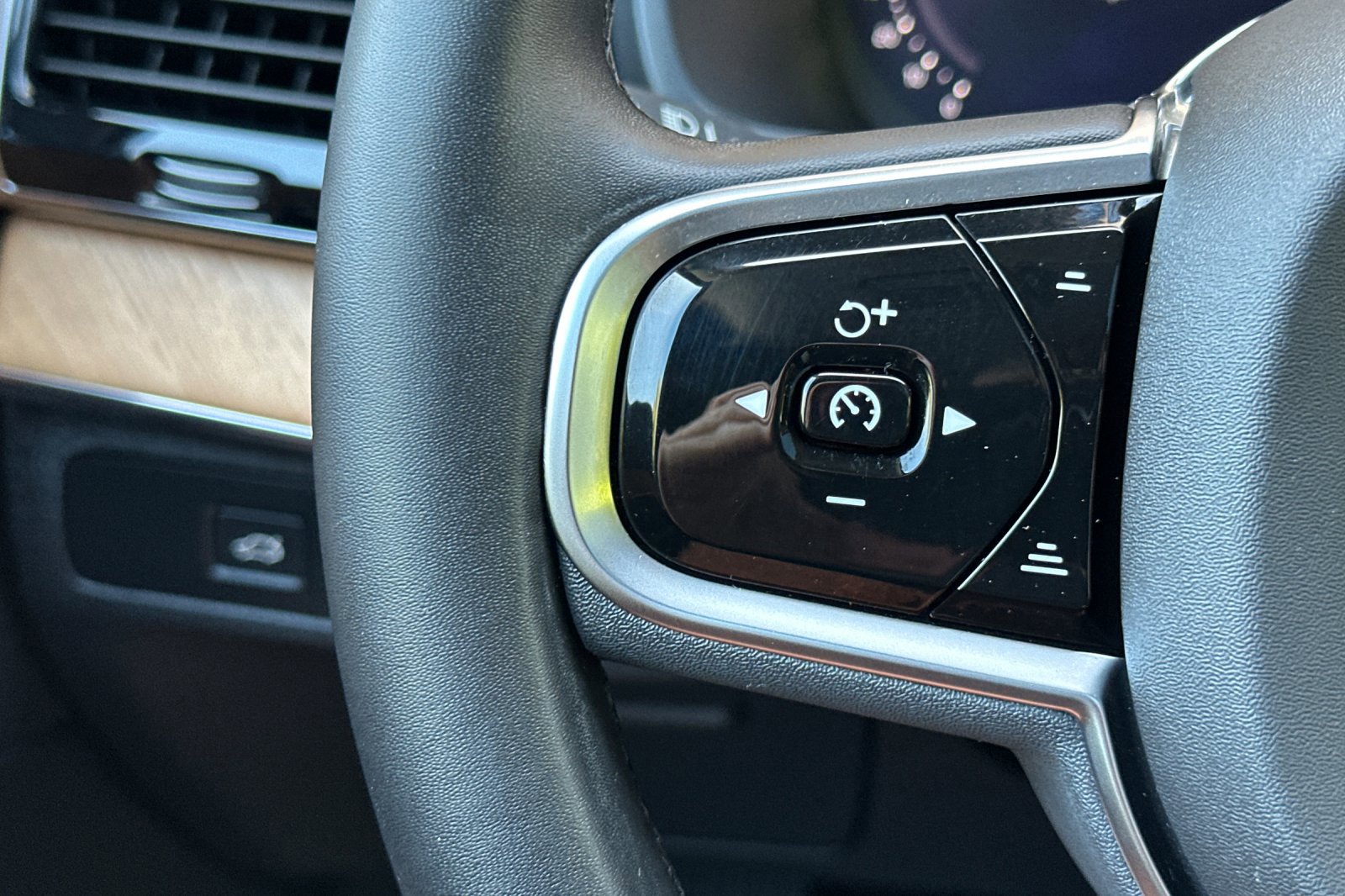 Certified 2023 Volvo XC90 B6 Plus image 28