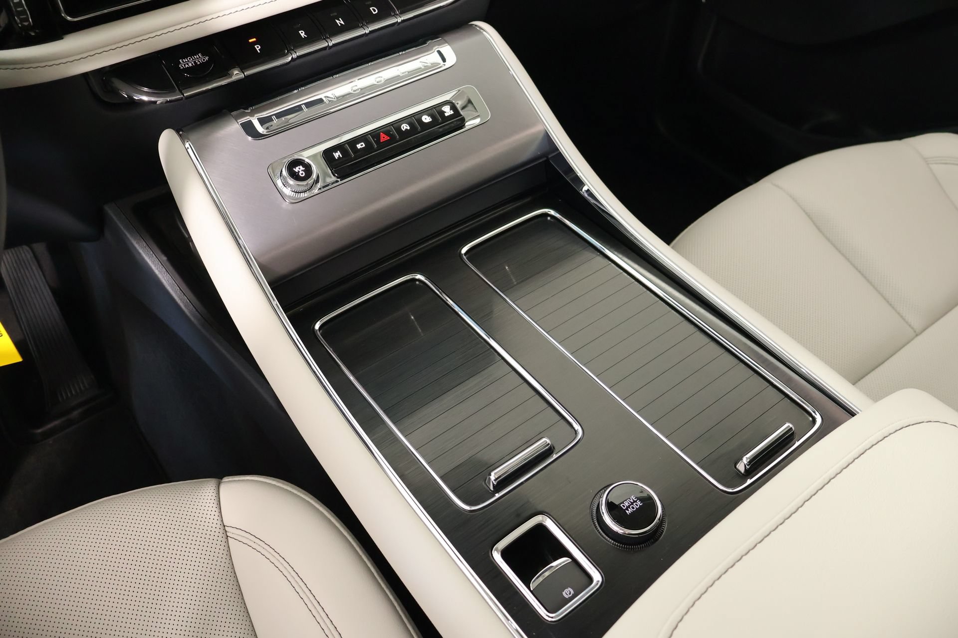 New 2026 Lincoln Aviator AWD w/ Jet Appearance Package image 9