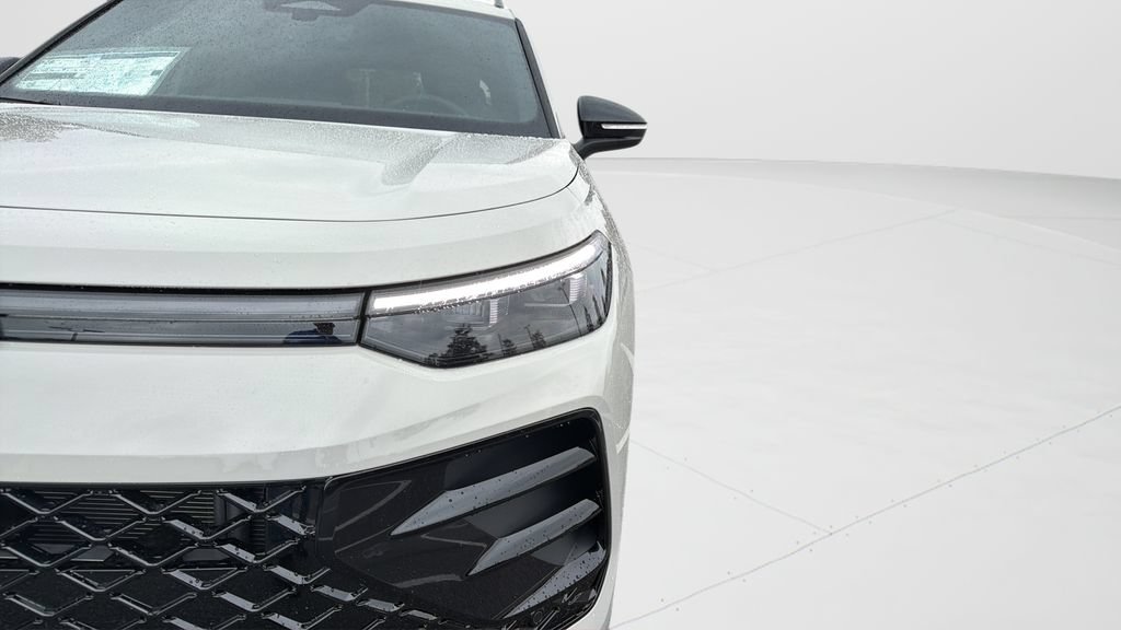 New 2026 Volkswagen Tiguan SE R-Line FWD image 9