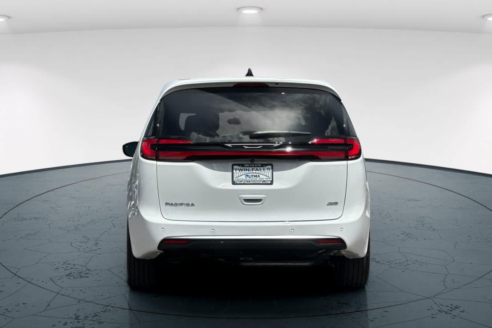 New 2027 Chrysler Pacifica Select w/ Family Tech Group AWD/4WD image 7