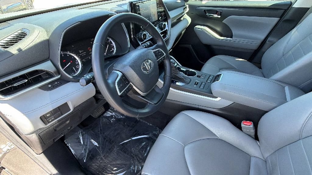 Used 2022 Toyota Highlander XLE AWD/4WD image 10