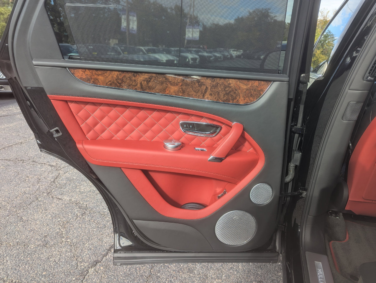 Used 2018 Bentley Bentayga Mulliner image 42